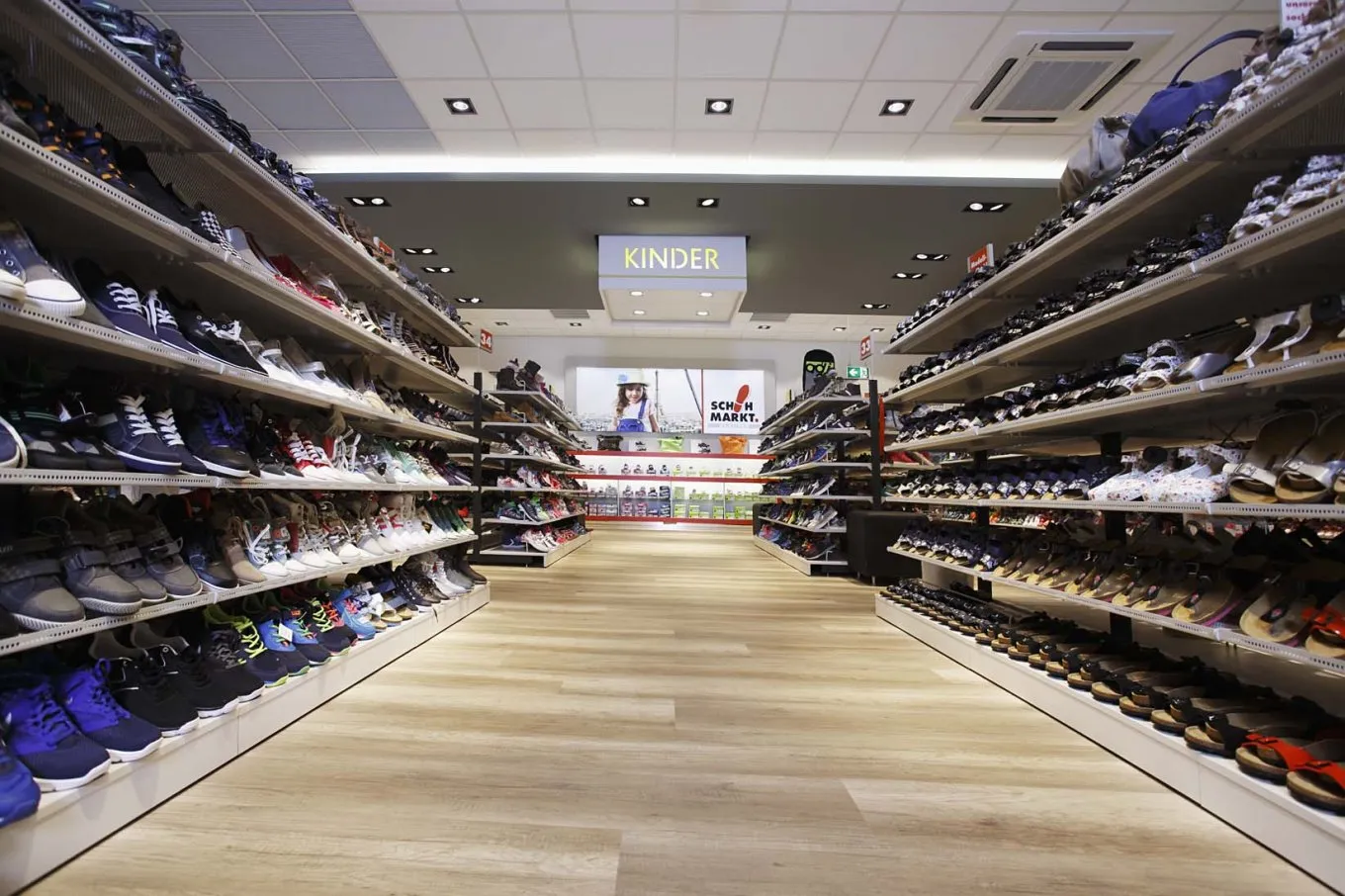 wineo Bodenbelag hell Holzoptik Schuhgeschäft Kinderschuhe Regal 