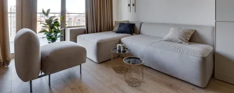 wineo Laminatboden im Wohnzimmer Sofa Couch Sessel moderne Einrichtung große Fenster