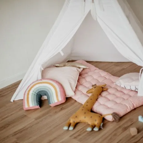 wineo PURLINE Bioboden im Kinderzimmer Zelt Tipi Spielzeug Kuscheltier Holzoptik