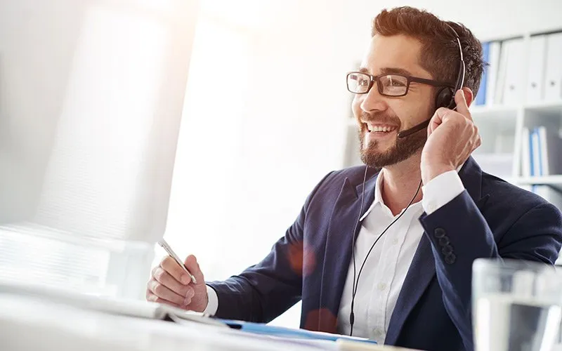 Mensch der mit einem Headset telefoniert