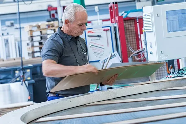 wineo Laminatboden Qualitätskontrolle Produktion Maschine