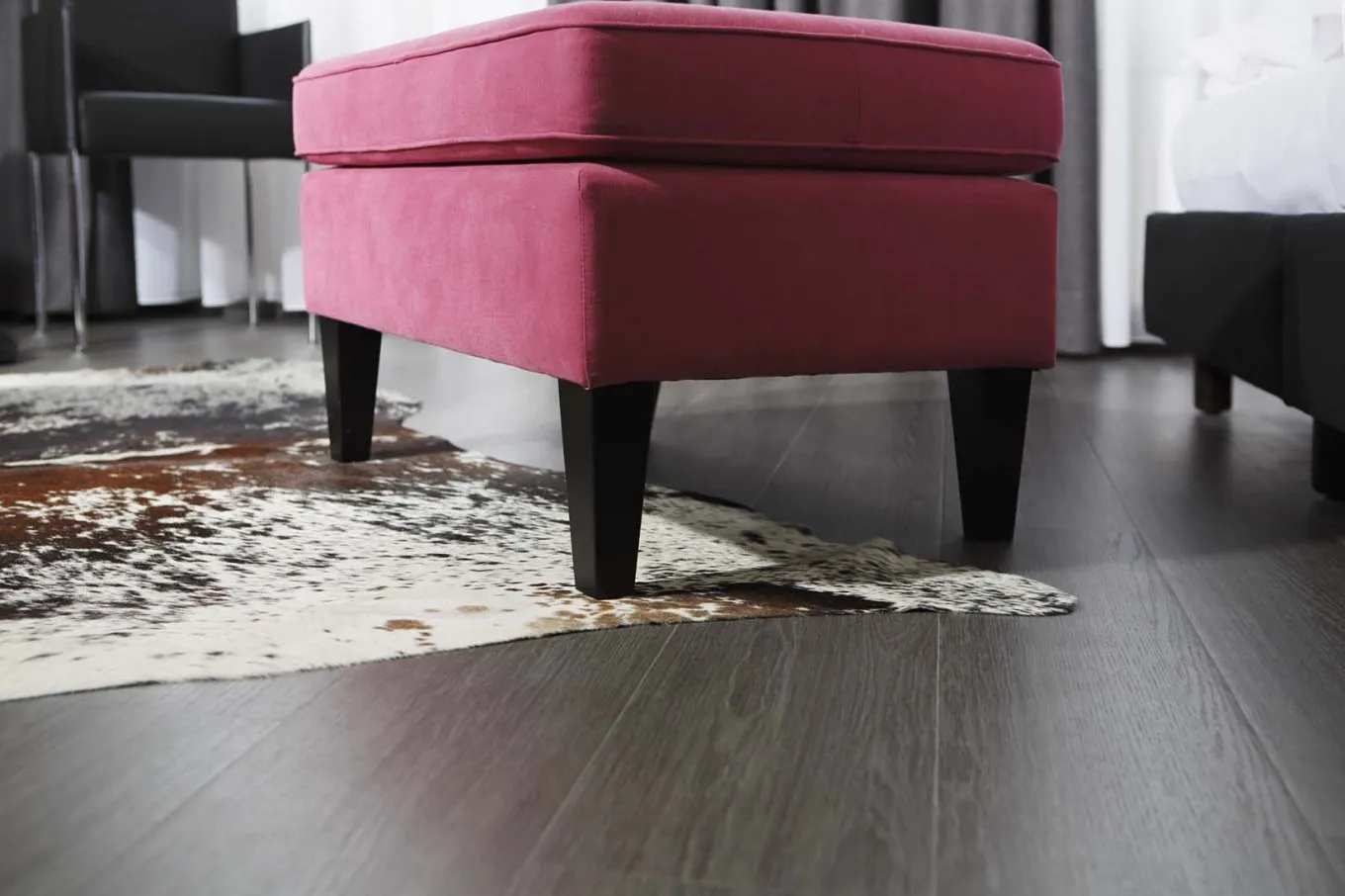 wineo Purline Bioboden dunkel Planken Teppich Hocker rot Aktzente modern Hotel