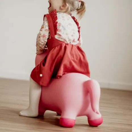 wineo PURLINE Bioboden im Kinderzimmer Holzoptik Spielzeug Pferd Gummipferd