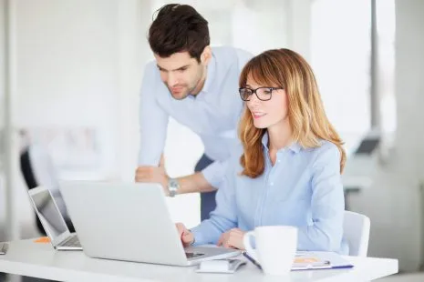 wineo Partnerprogramm Zusammenarbeit Menschen vor dem Notebook