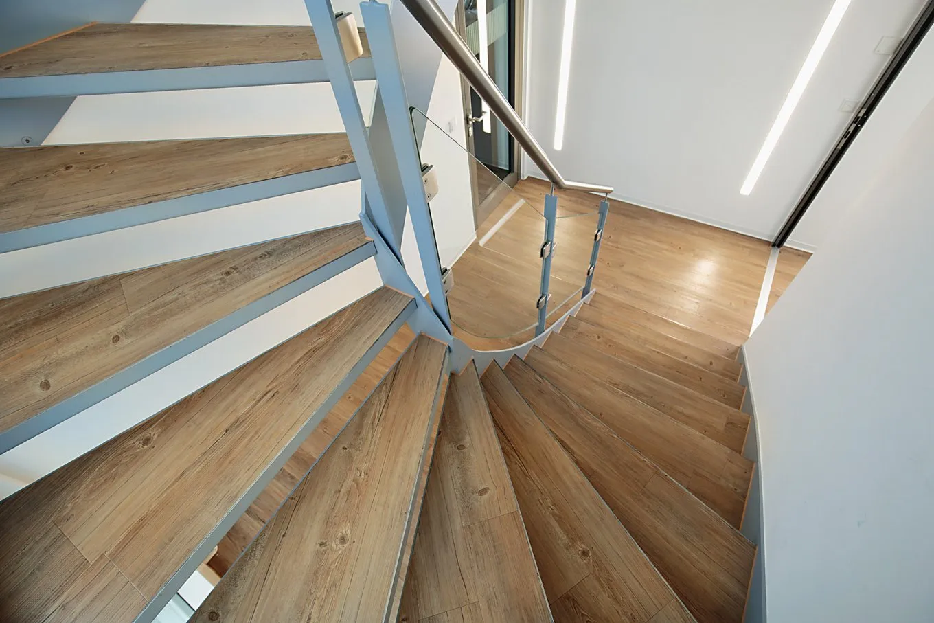 wineo Bodenbelag Holzoptik mittel Treppe Wendeltreppe